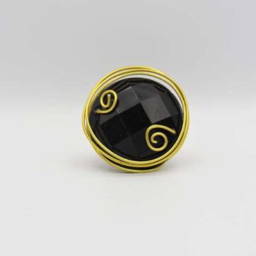 Χειροποίητο δαχτυλίδι χρυσή απόχρωση με μαύρη πέτρα. Ρυθμιζόμενο μέγεθος.