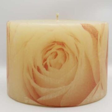 Χειροποίητο αρωματικό κερί κύλινδρος με ντεκουπάζ πορτοκαλί τριαντάφυλλο. Διαστάσεις 0,8εκ Χ 0,13εκ.