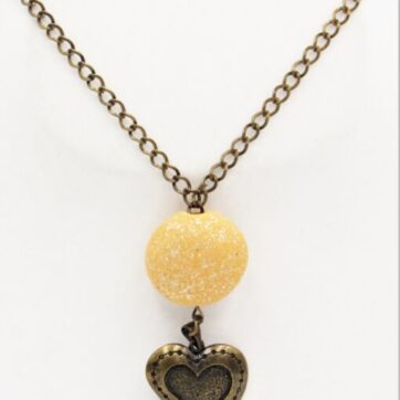 Κολιέ χρυσό vintage μακρύ καρδιά με κίτρινη κεραμική χάντρα και χρυσή αλυσίδα δημιουργημένο από άτομα με νοητική υστέρηση. Δημιουργίες η Σμίλη