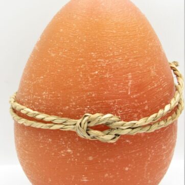 Πασχαλινό κερί αυγό αρωματικό πορτοκαλί πλεγμένο με σκοινί δημιουργημένο από άτομα με νοητική υστέρηση. Διαστάσεις 12εκ Χ 10εκ. Η Σμίλη