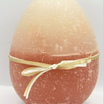 Πασχαλινό κερί αυγό αρωματικό μπεζ σομόν με κορδέλα δημιουργημένο από άτομα με νοητική υστέρηση. Διαστάσεις 12εκ Χ 10εκ. Η Σμίλη