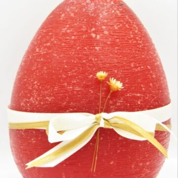 Πασχαλινό κερί αυγό αρωματικό κόκκινο με κορδέλες και αποξηραμένα δημιουργημένο από άτομα με νοητική υστέρηση. Διαστάσεις 12εκ Χ 10εκ. Η Σμίλη