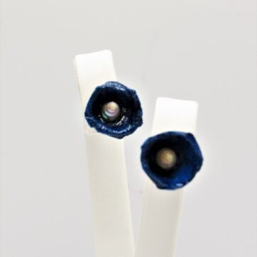 Σκουλαρίκια μπλε με κοχύλι από πεπιεσμένο χαρτί με επικάλυψη υγρού γυαλιού.