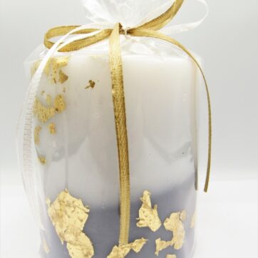 Χειροποίητο αρωματικό Κερί λευκό γκρί διακοσμημένο με φύλλα χρυσού. Διαστάσεις: 9εκ. Χ 8εκ.