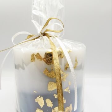 Χειροποίητο αρωματικό Κερί λευκό γκρί διακοσμημένο με φύλλα χρυσού. Διαστάσεις: 7εκ. Χ 8εκ.